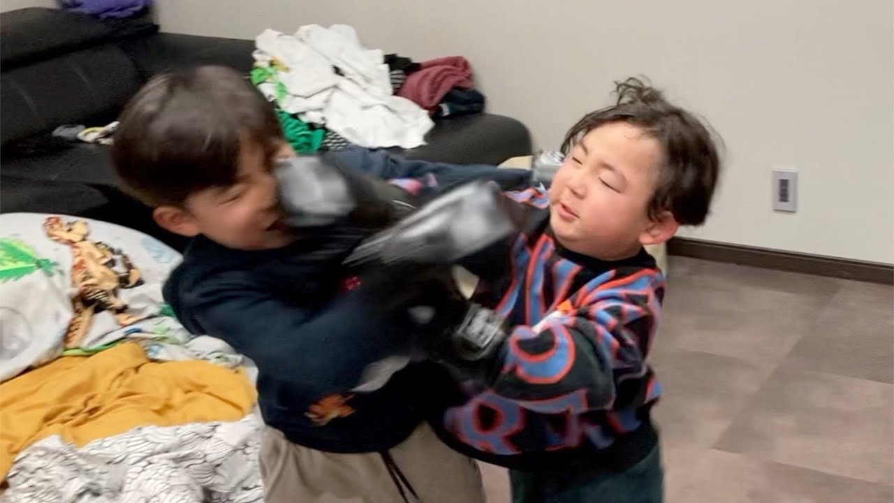 蹴りが急所に直撃して大号泣のボクシング対決