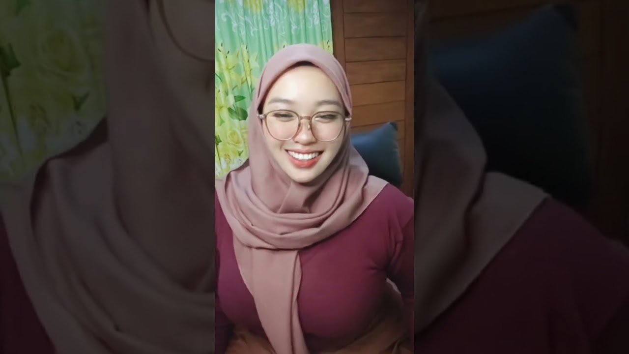 Jilbab moona kacamata