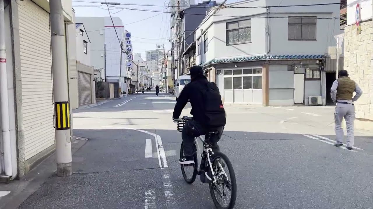 2026年2月　秀吉時代の大坂城の総構を歩く！　左右の両サイドの道が高く、堀（凸凹）の高低差を感じられる道　JR玉造駅から清水谷を通り空堀商店街へ
