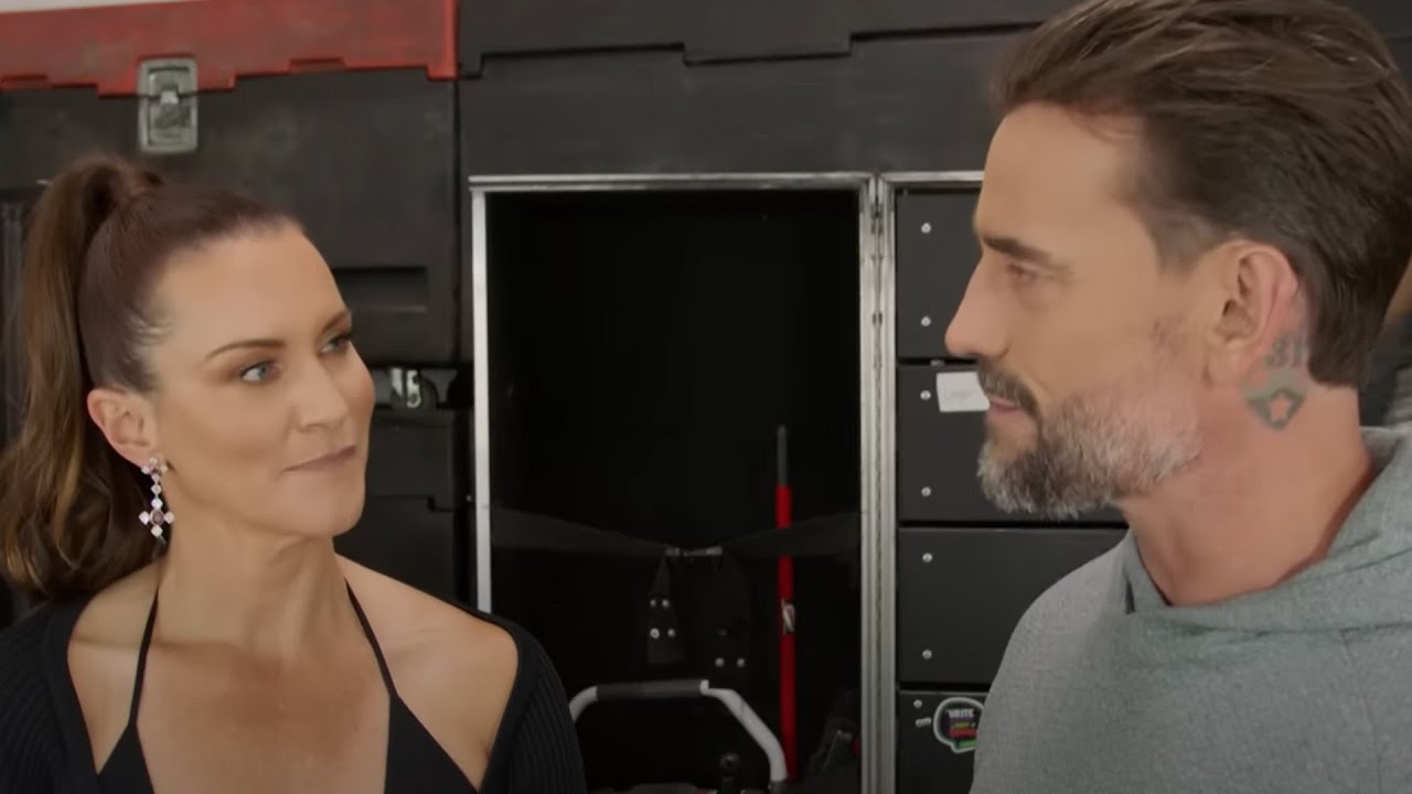 CM Punk рассказывает Стефани Макмэн о своей экипировке, вдохновлённой Бретом Хартом: «Места Стефа...