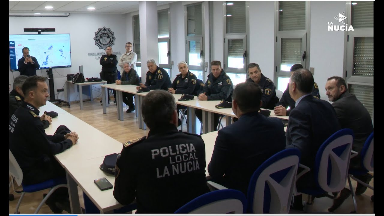 Juan Carlos Valderrama visita la Central de Policía Local de La Nucía
