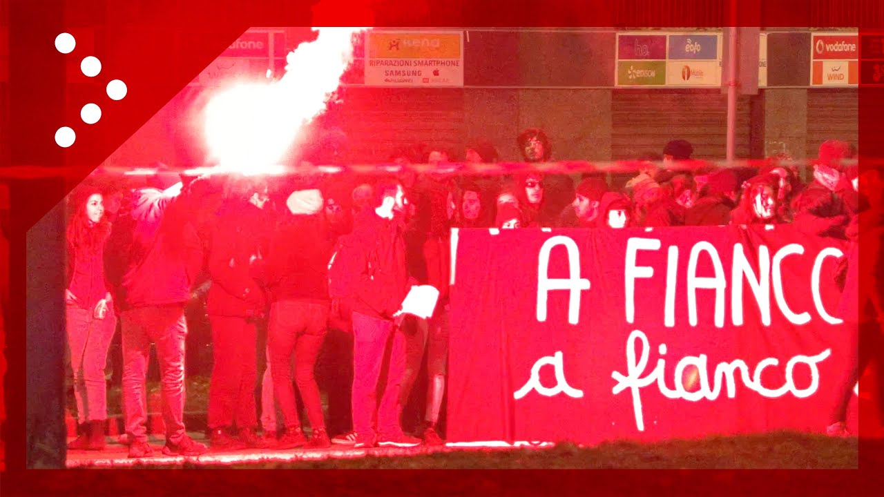 Cospito, manifestazione anarchici a Torino: lancio di bottiglie contro i giornalisti