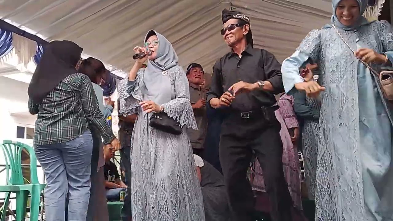 Tumbila diadu boksen#lagu Sunda  by Tuti sekeluarga. 