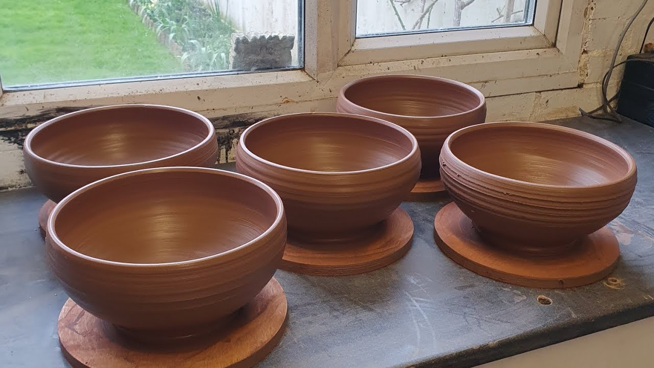 Matt Grimmitt Slipware Pottery - Throwing a fruit / salad bowl.