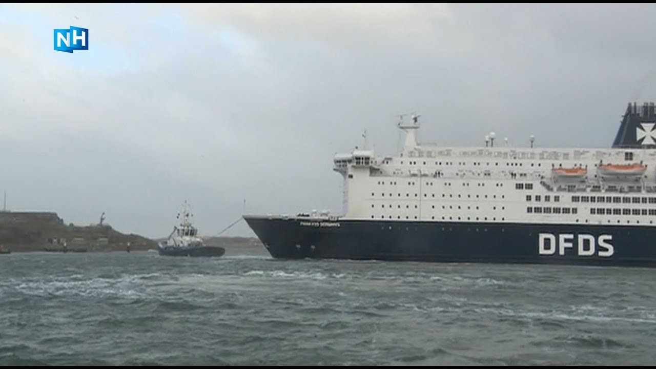 Windkracht 8: veerboot uit Engeland IJmuidense haven ingesleept