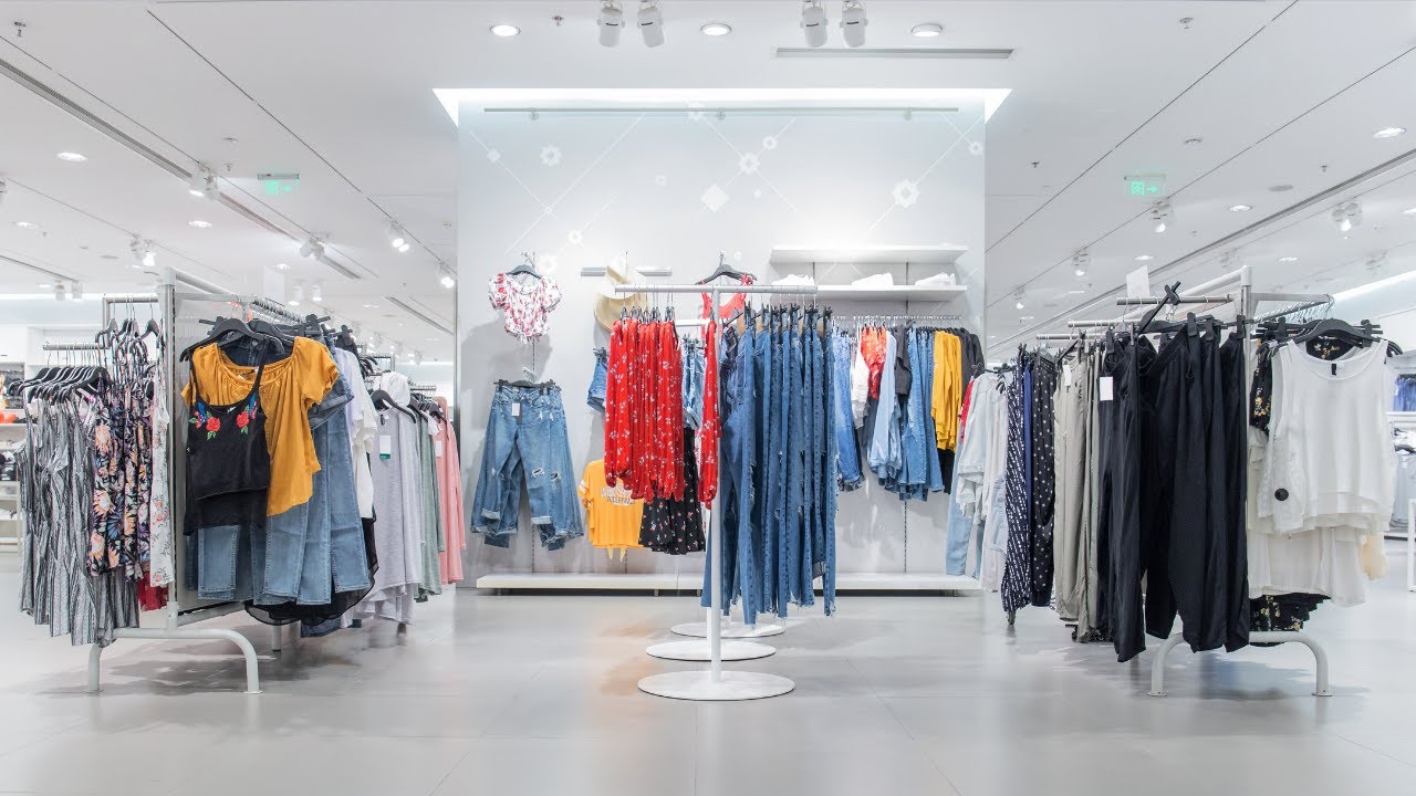 Exhibidores para tiendas de ropa. Diseñamos y fabricamos mobiliario de madera y metálico.