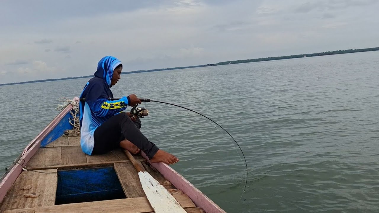 JORANKU MELENGKUNG TAJAM SAAT DISAMBAR IKAN-IKAN BABON