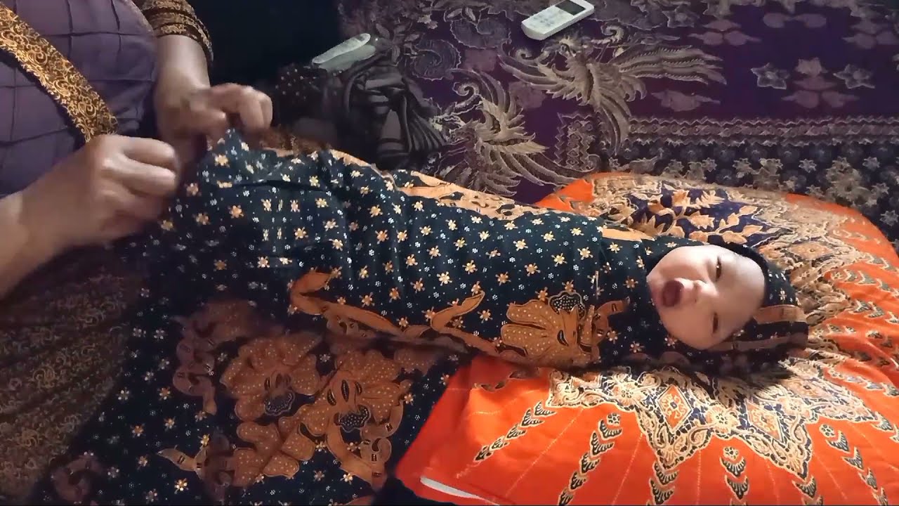 Cara bedong bayi nutup kepala model lama