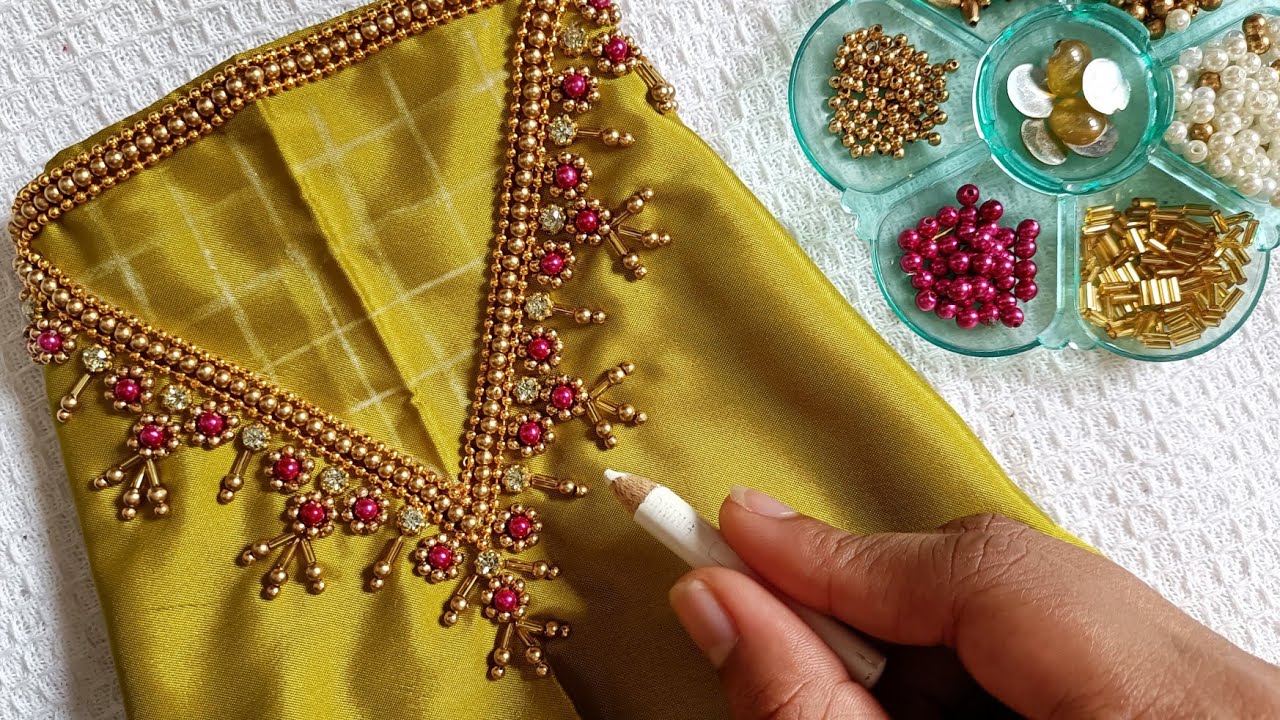 Beautiful And Elegant Aariwork Blouse Sleeve Design #aariwork #embroidery #blousedesign #blouse 