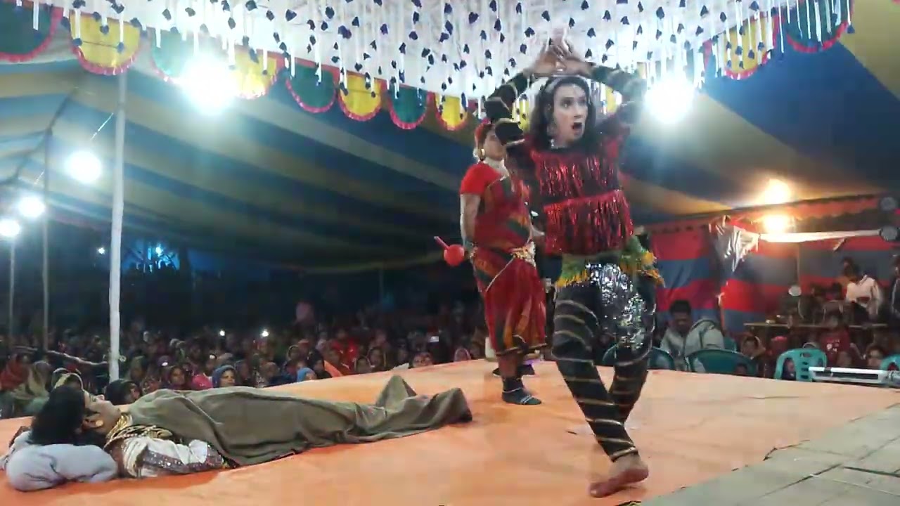 দৌলতপুরে বিল কালিদহ এখলাস পীর সাহেবের বাড়িতে  গ্রাম বাংলার ঐতিহ্যবাহী বেদের মেয়ে জোসনা  