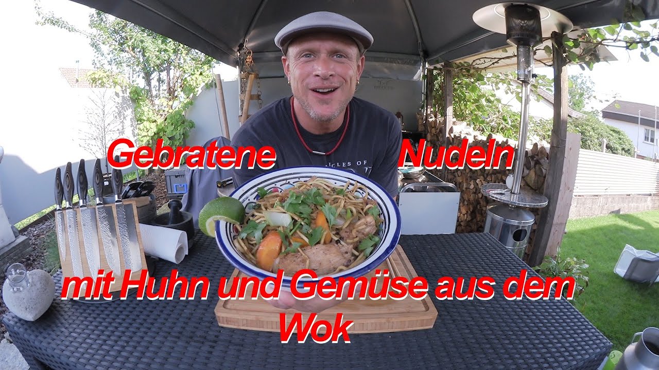Gebratene Nudeln mit Huhn und Gemüse aus dem Wok