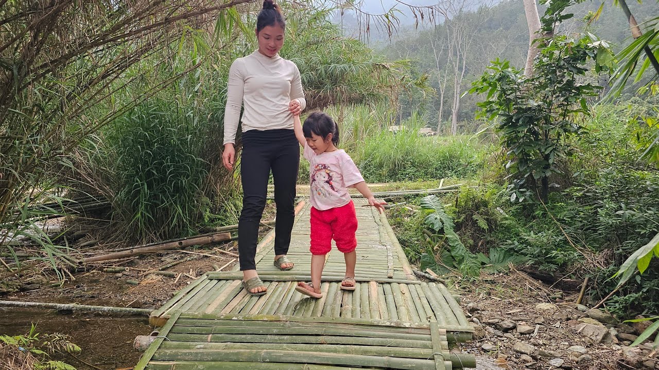 Install the bamboo bridge girders and complete the surface of the bamboo bridge over the stream.