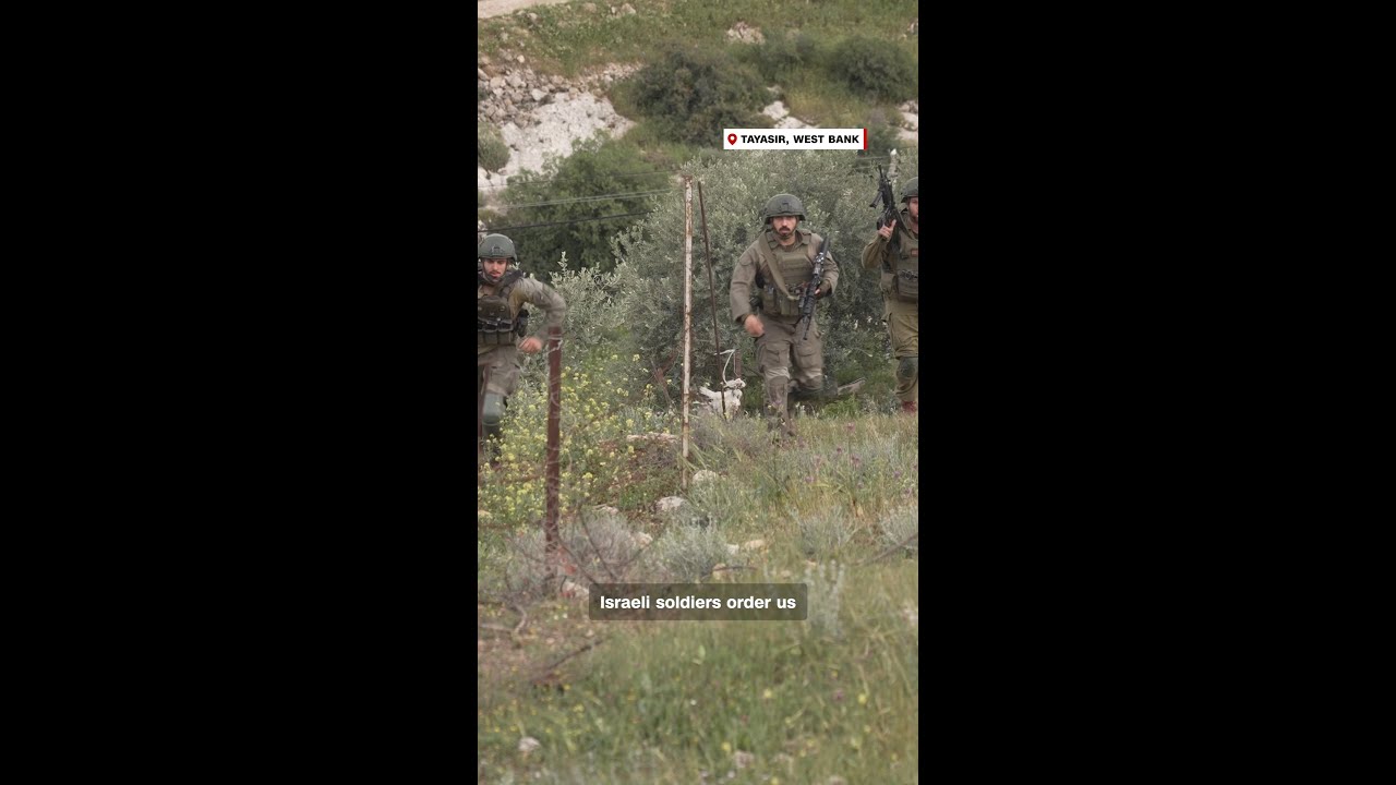 بعد أحدث هجوم للمستوطنين الإسرائيليين، قام جنود الجيش الإسرائيلي باحتجاز طاقم شبكة سي إن إن.