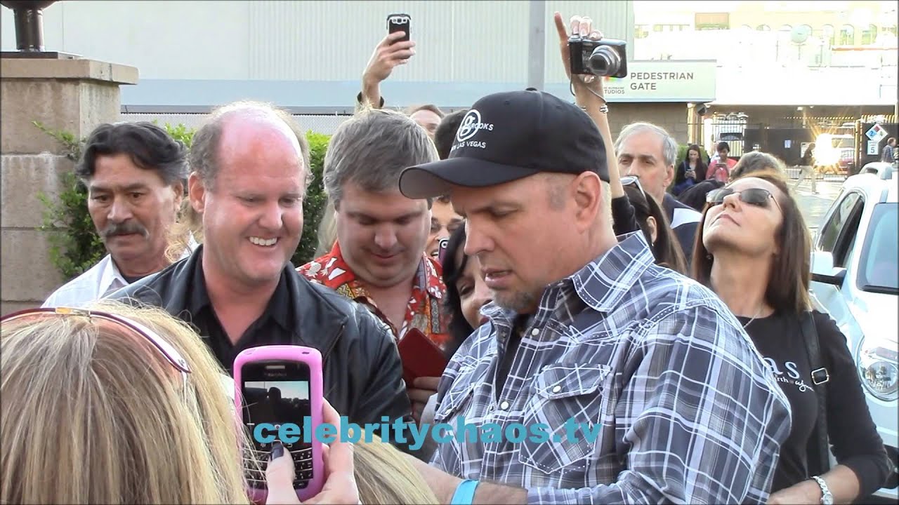 Garth Brooks puts smiles on all his fans faces