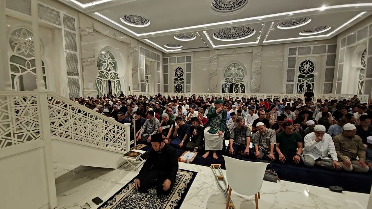 MASJID AT THOHIR, SHOLAT TARAWIH UST AKANZI RAMADHON MALAM 11 & BERBAGI MINYAK AL HIKMAH ABAH SUKA