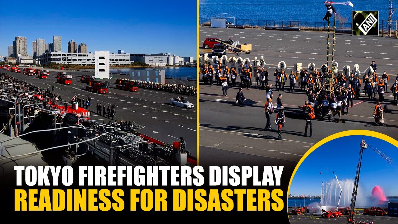 Пожарная служба Токио продемонстрировала новейшее оборудование на новогоднем пожарном параде.
