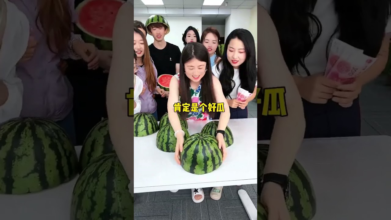 抠门老板摆摊卖西瓜，哈哈真好玩#办公室游戏 #盲盒