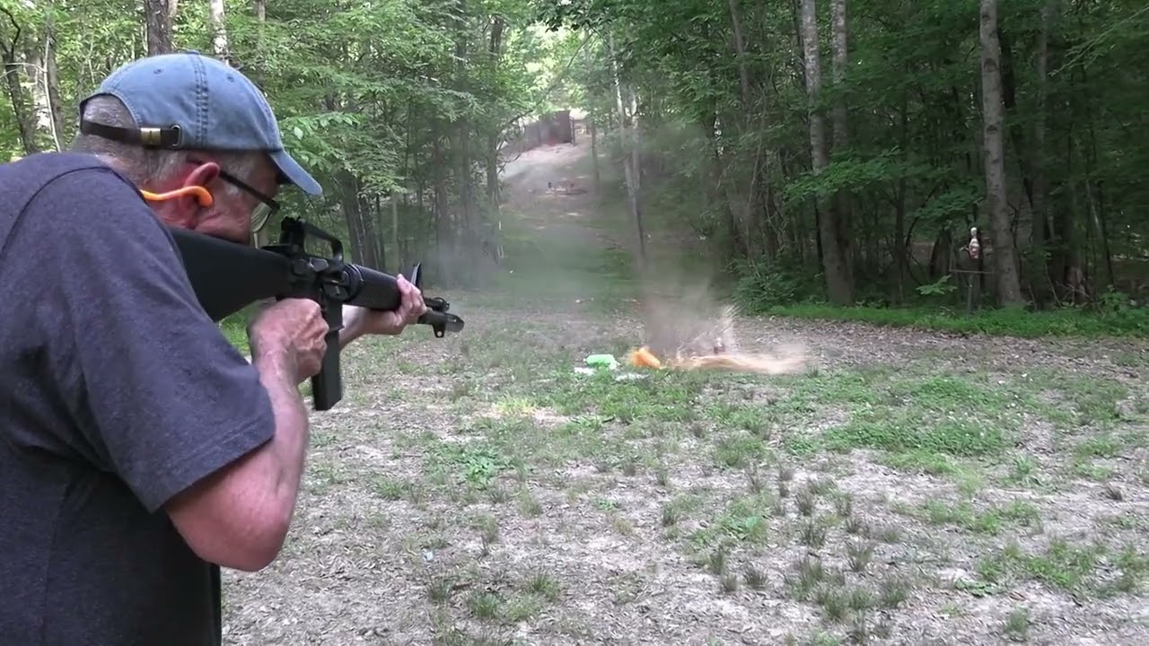 Hickok45 стреляет из M16A2