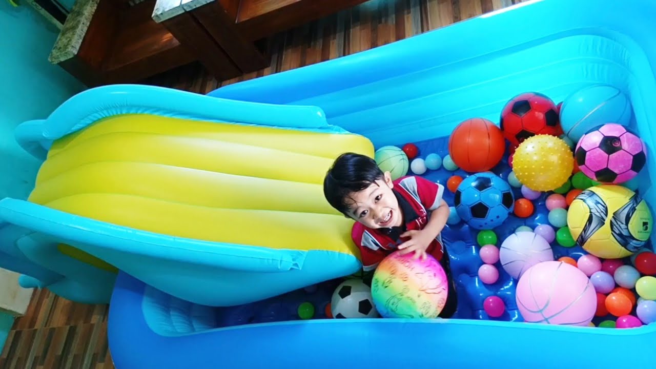 SERU! IU SENANG MAIN PEROSOTAN BALON & KOLAM RENANG ISI BOLA SEPAK, BASKET & BOLA KECIL WARNA WARNI