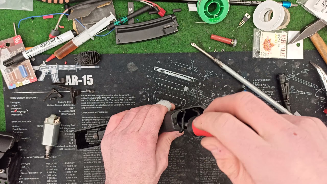 Basics: Airsoft AEG/S-AEG M4/AR TM/Cyma/Specna Disassembly bis zur Gearbox