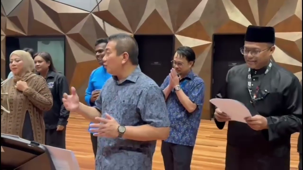 Rakaman vokal lagu raya untuk MV Raya Radio.