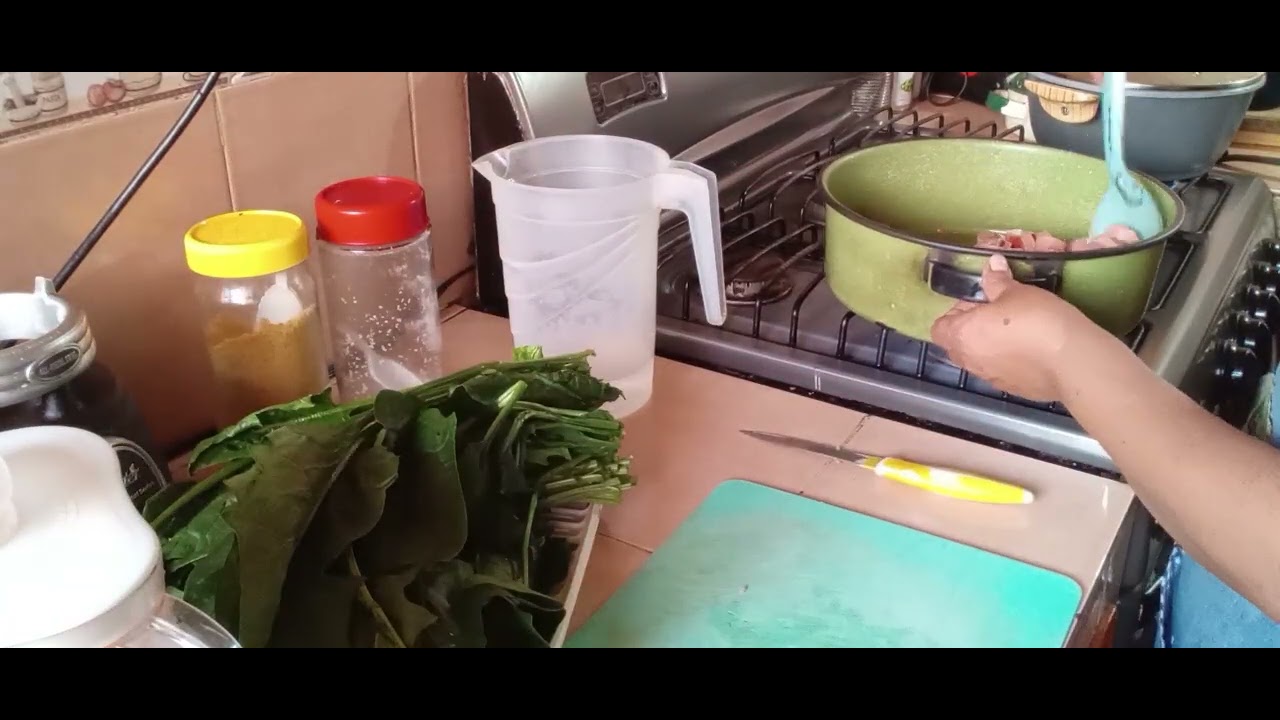 Deliciosas salchichas con espinacas y sopa de pasta