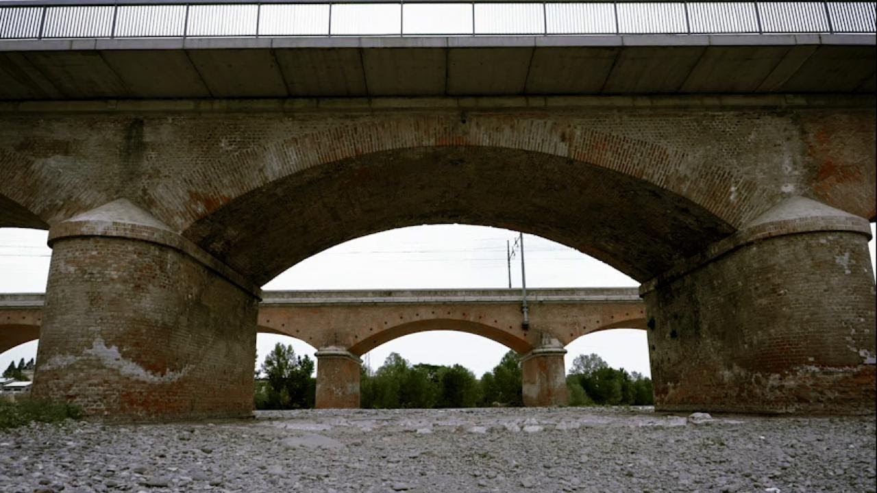 Siccità a Piacenza, sotto il ponte del Trebbia non scorre più acqua