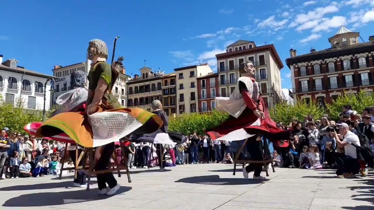 Txantreako erraldoiak 2024ko maizterretan/Gigantes de la Txantrea en mayordmos 2024