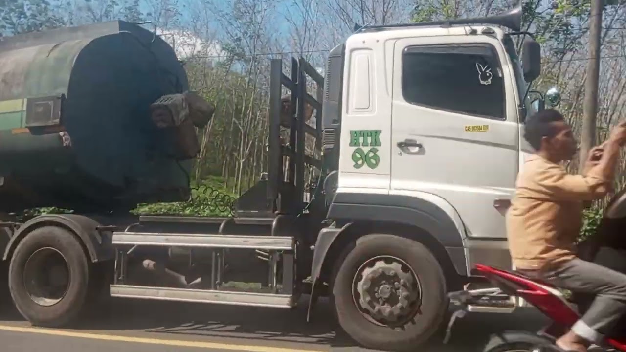 Inilah detik-detik truk Fuso nggak naik tanjakan kalau kalian tahu itu di mana lapaknya