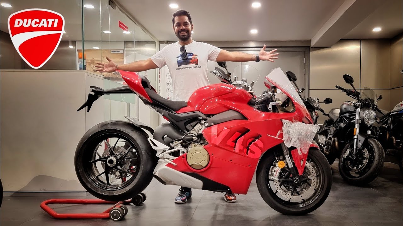DUCATI V4S lene pahaunch gye SHOWROOM Par ?? 😬😵‍💫