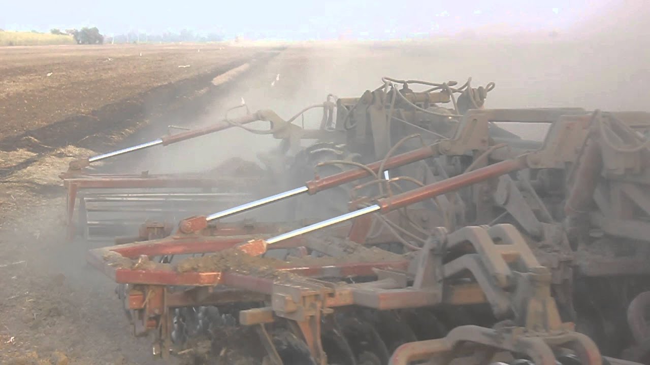 Stubble Cultivator 3 Row with Case IH Magnum 340