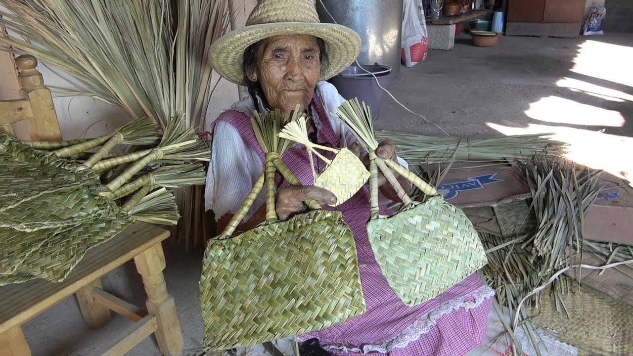 Mujer de 91 años que sigue trabajando la artesanía en palma #HagámosloViral