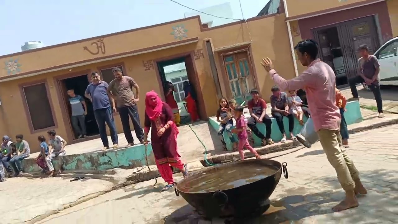 पत्रकार ने बोली छुट्टी सभी भाभियों पर