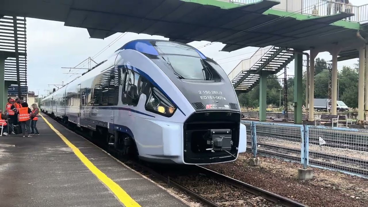 Wjazd pociąg PKP Intercity Pesa dart ED161-007 na stacji Bielsko-biała główna