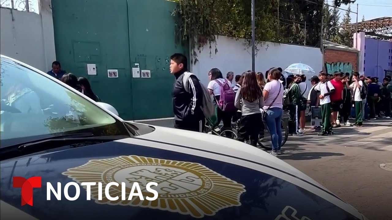 Captan el momento en que un estudiante es apuñalado afuera de su escuela | Noticias Telemundo