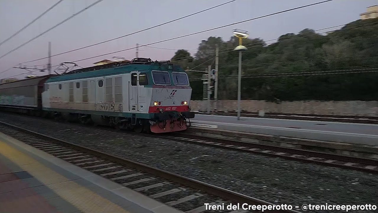 Treno merci con E652.037 in transito a San Vincenzo (25/12/2024)