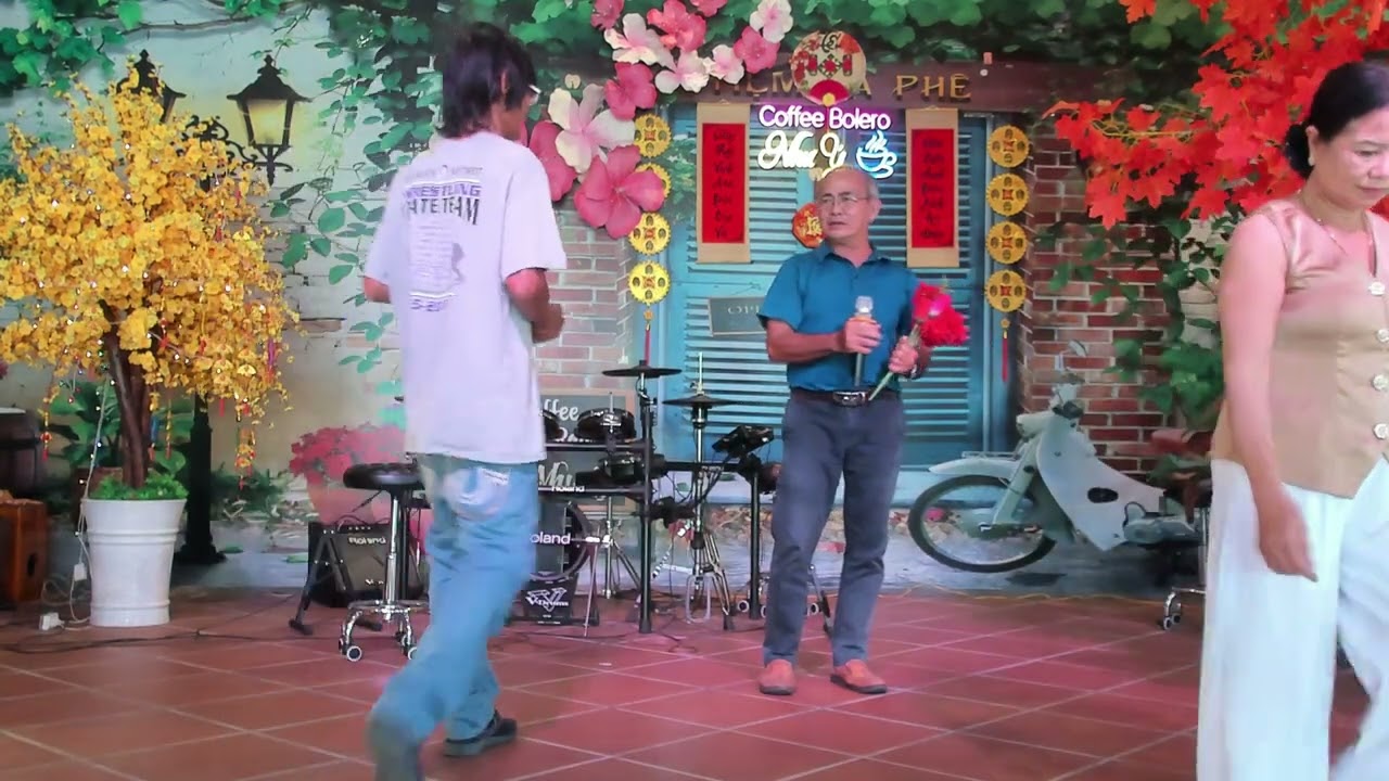 Mười năm yêu em (10 năm yêu em)  - Sáng tác: Trầm Tử Thiêng  - Trình bày : Nguyễn Hở