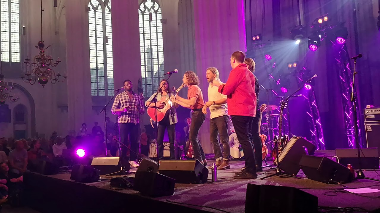 Wereldreizigers.nl | The Teskey Brothers, gospel song at end of concert - St Stevens Church live