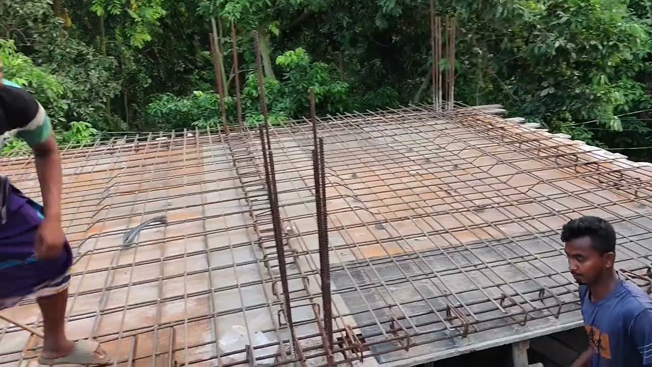 সিঁড়ির রড ছাদের রড এর সাথে লাগানো হচ্ছে । RCC।