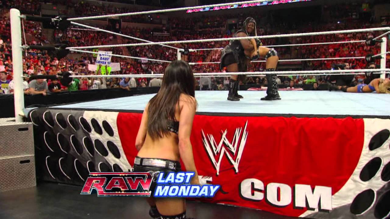 SmackDown: Близнецы Белла вспоминают нападение Кармы