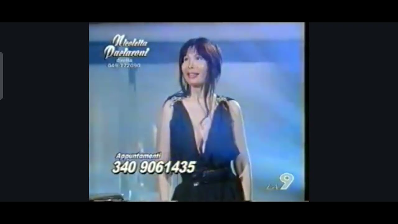 Nicoletta Paciaroni - sigla settembre 2005 - capelli castani scuri raccolti.