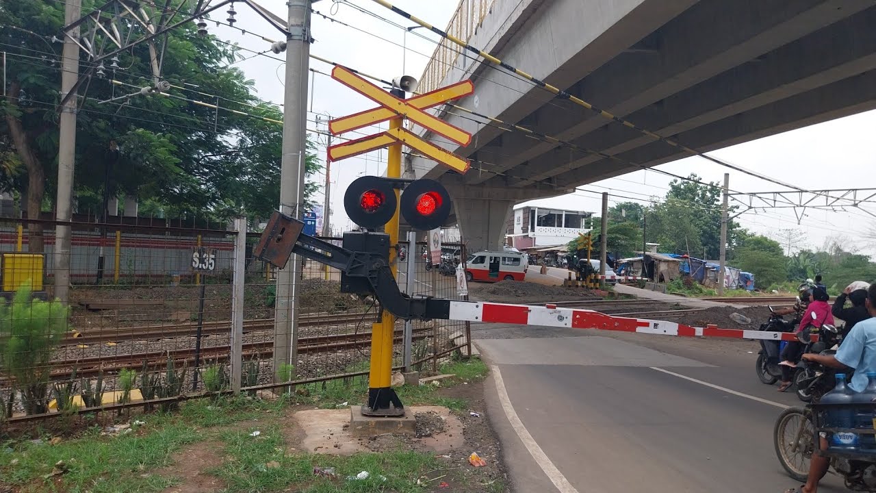 Hunting DiPerlintasan Jpl 95 Stasiun Cisauk|#indonesianrailways #perlintasankeretaapi