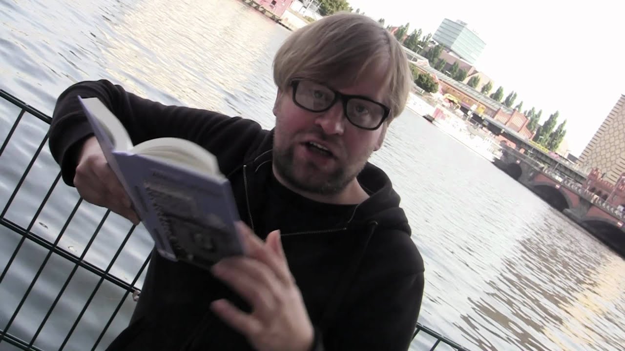 Dirk Bernemann liest eine Stelle aus 