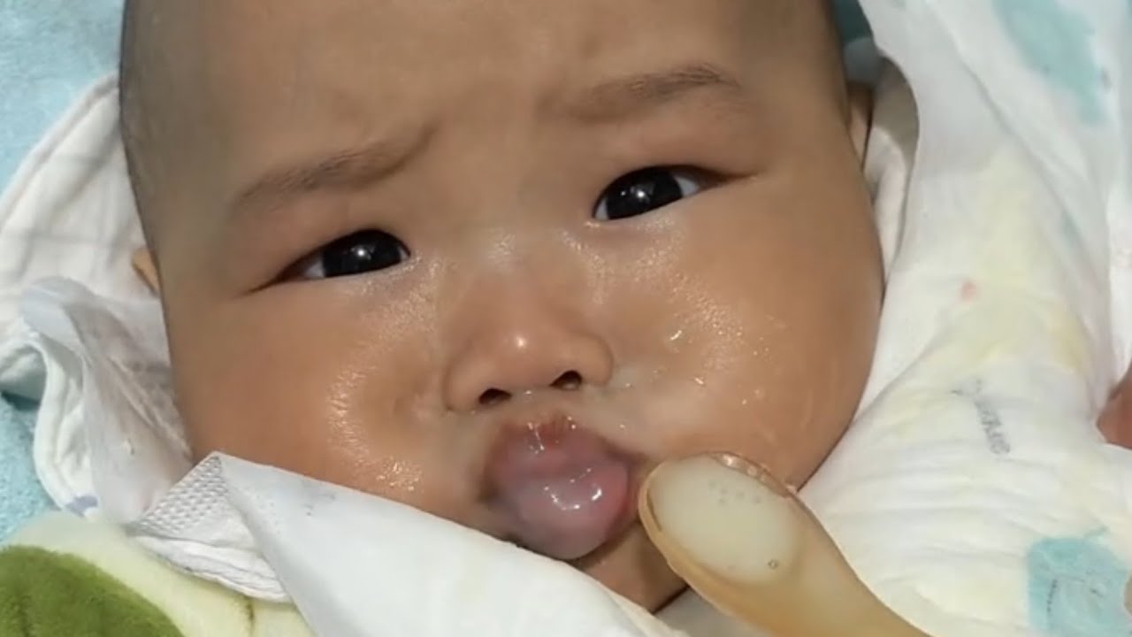 Baby do lovely comedy with food time mommy 🤣🤣😁