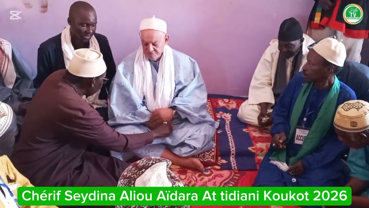 Koukoto : les talibés en ziaras à la tombe du marabout