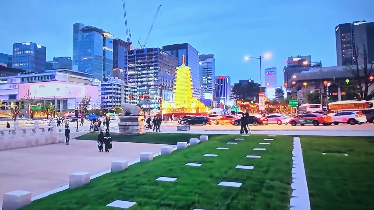 Gwanghwamun and kingsejong statue 