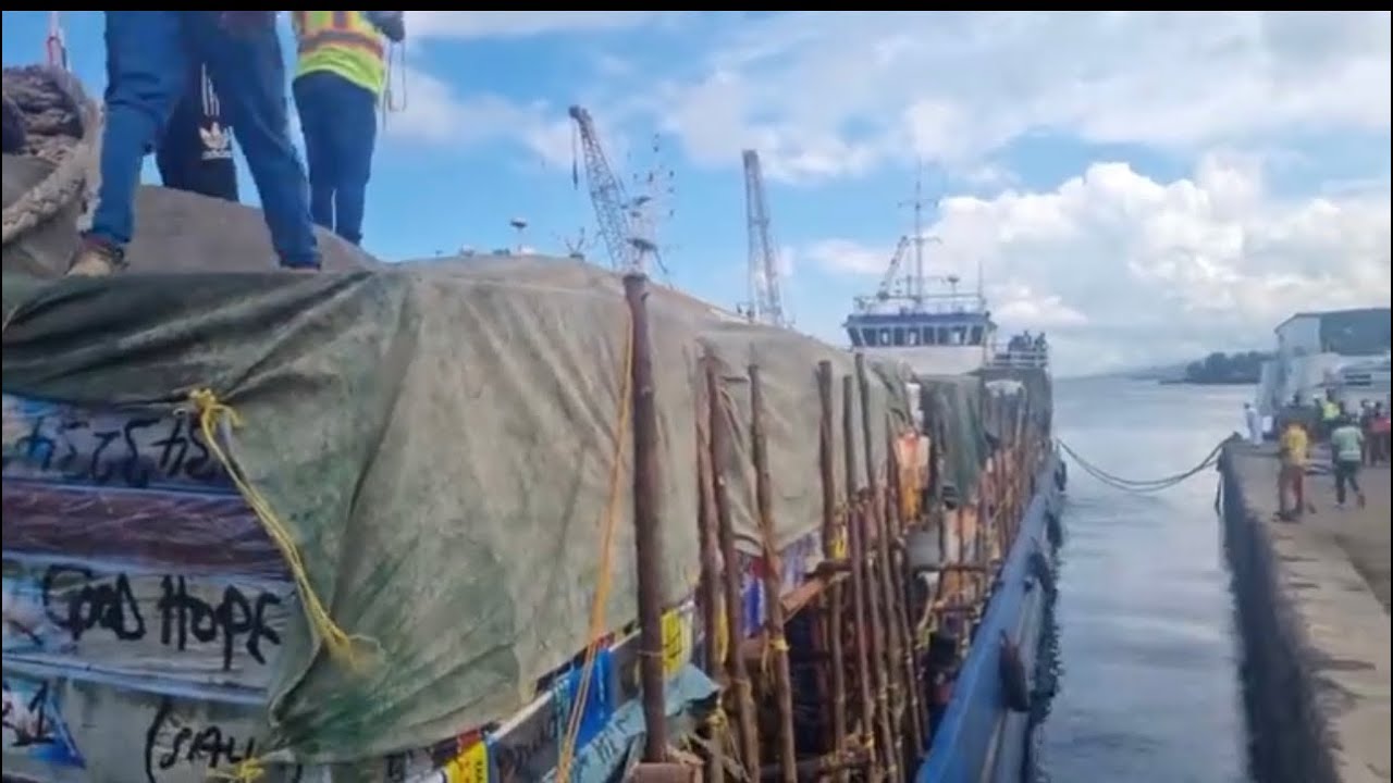 Arrivée à Moroni du bateau Faliki Ndjema au port De Moroni