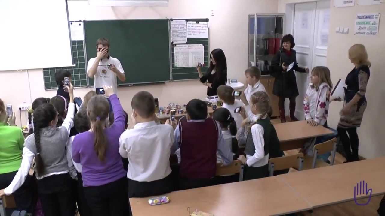 Максим Чечнев показывает мастеркласс в школе