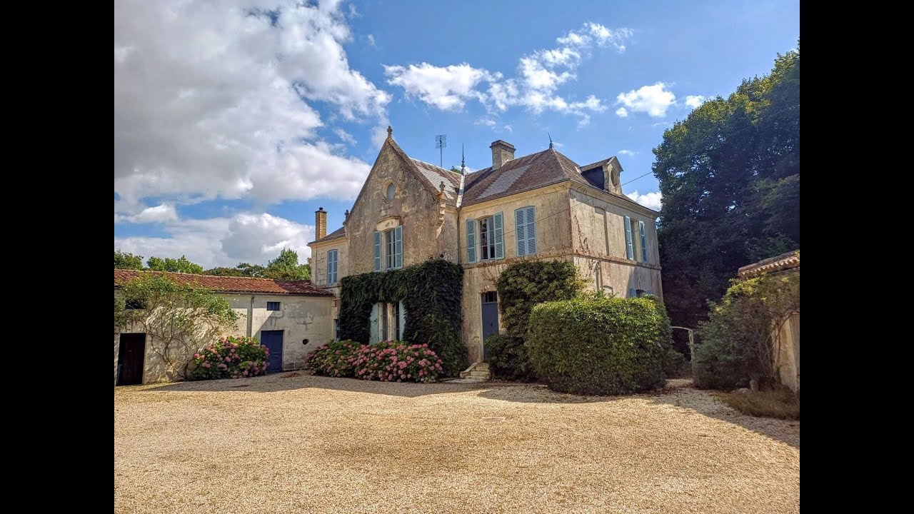 Historic manor house for sale in the Charente-Maritime, France - Ref. BVI82143