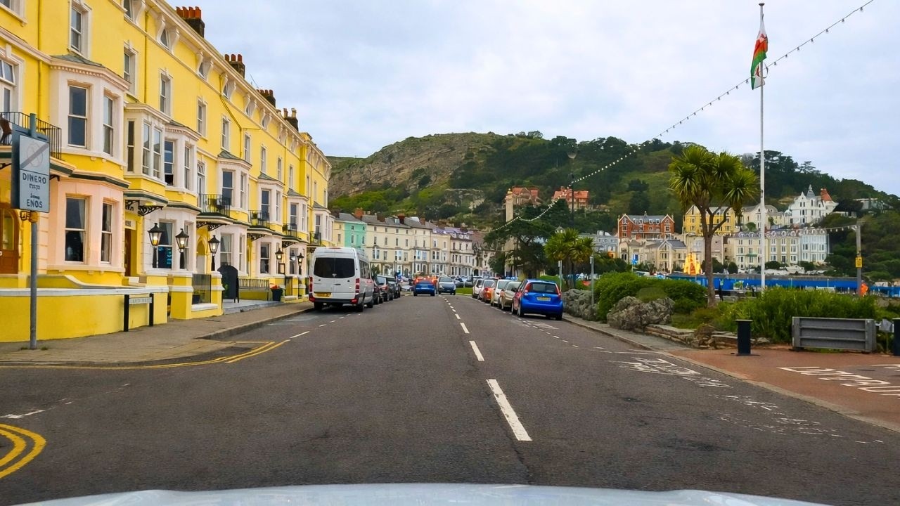 A Beautiful Welsh Countryside Drive – Rhyl to Llandudno Scenic Route